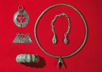 Rasoio semicircolare, rasoio a lama dritta, bracciale con disegno a forma di uovo, torque con pendente e una catena con due pendenti, 750-475 a.C.
